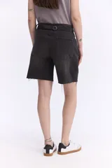 Short de jean tiro alto con diseño de corte recto y largo intermedio, lavado desgastado y terminaciones desflecadas en el ruedo.