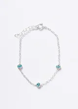 Pulsera de cadena de plata 925 con tres puntos de luz ovalados engastados con zirconias color turquesa. Incluye cadena de extensión para ajuste.