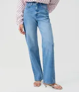 Pantalón de jean azul clásico de corte recto, con tiro alto, presillas para cinto y bolsillos funcionales.