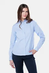 Camisa celeste a rayas verticales, de corte entallado y manga larga.