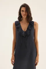 Vestido azul marino de lino, corte recto, sin mangas, con escote en V con volados y cordón ajustable.