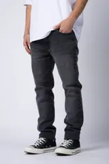 Jean de mezclilla color gris oscuro lavado, de corte recto y tiro medio.