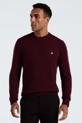Sweater de punto color bordó con cuello redondo, mangas largas y puños acanalados. Presenta el logo de la marca bordado en el pecho.