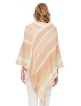 Poncho de tejido de punto, marca Barrington, con diseño de rayas diagonales en tonos rosado, blanco crema y gris oscuro. Presenta cuello en V y terminación con flecos en el ruedo.