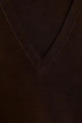 Camiseta de manga corta con escote en pico y corte slim fit.