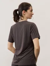 Remera básica de manga corta y cuello redondo, color negro, de corte clásico y diseño liso.