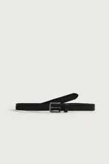Cinturón de cuero negro con efecto vintage, diseñado en colaboración con Aaron Levine para Zara. Cuenta con una hebilla metálica de metal envejecido con pasador a juego.
