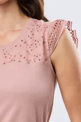 Remera color verde menta sin mangas con detalles de broderie calado en los hombros y canesú superior.