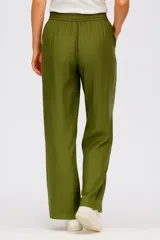 Pantalon de rayón con cintura elástica y cordón de ajuste, corte slouchy de calce alto y bolsillos laterales.