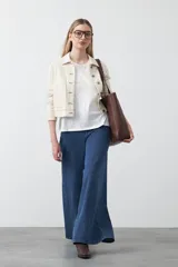 Remera de manga corta confeccionada en algodón de tacto suave, con cuello redondo y bordado frontal en relieve con la palabra 'J'adore' en tipografía cursiva.