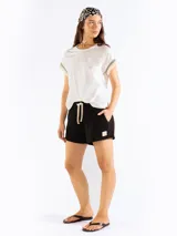 Remera blanca de manga corta de algodón, con detalles de flecos en las mangas.