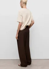 Camiseta oversize de algodón color beige, de manga corta y cuello redondo.