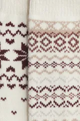 Pack de dos pares de medias de punto pesado, con diseño de estampado nórdico en tonos crema, marrón y bordó, y borde superior elástico.
