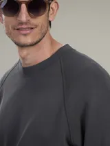 Buzo azul de corte clásico.