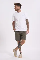 Bermuda de gabardina color verde militar, con cintura elastizada y cordón de ajuste.