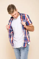 Camisa de manga corta con cierre frontal de botones, confeccionada en tela ligera de viscosa con un diseño de estampado a cuadros en tonos azul, rojo, amarillo y blanco.