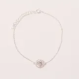Pulsera de plata con cadena fina y dije central redondo con una circonia grande rodeada de pequeñas circonias. Cuenta con cierre de mosquetón y cadena de extensión.