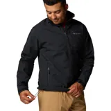 Chaqueta softshell negra con cierre frontal completo, cuello alto con protector de mentón, bolsillo vertical con cierre en el pecho y bolsillos laterales con cierre. Cuenta con puños ajustables y tecnología resistente al agua y al viento.