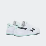 Championes urbanos Reebok modelo BB 1000, color blanco con detalles en negro y verde agua. Presentan el logo de Reebok en el lateral y suela de goma.