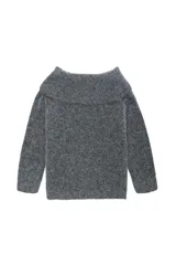 Sweater de punto tricot con diseño off-shoulder, de calce relajado y mangas largas. Presenta una textura suave y flexible con cuello amplio que cae sobre los hombros.