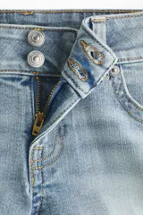 Minishorts de cinco bolsillos en denim levemente elástico de color celeste, con corte ajustado, tiro bajo y cierre con botones. Cuenta con un bolsillo monedero con solapa y botón.