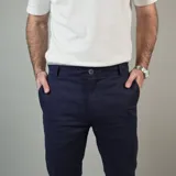 Pantalón chino color verde oliva, de corte slim fit, con bolsillos laterales y traseros.