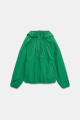 Chaqueta de tejido técnico color verde, con cuello subido, capucha ajustable con cordón y cierre frontal con cremallera. Tiene manga larga con puños elásticos y bolsillos laterales ocultos en la costura.