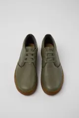 Zapatos Camper modelo Peu Terreno, color verde militar con suela de goma marrón texturizada y cordones tono sobre tono.