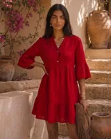 Vestido corto rojo de lino 100% natural con cuello mao, escote con botones, mangas tres cuartos acampanadas y falda con volado en el ruedo.