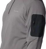 Buzo de entrenamiento Columbia con cierre de un cuarto, cuello alto y manga larga. Presenta un bolsillo con cierre en la manga izquierda y logo de la marca estampado en el pecho. Confeccionado con tecnología de secado rápido y protección solar.