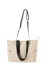 Cartera tipo shopper color negro, confeccionada en poliuretano, con bolsillos laterales con cierre y correa larga ajustable.