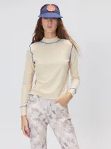Polera básica de algodón en tejido rib, color turquesa, de manga larga, con hombreras y detalles de pespuntes en color contrastante en las terminaciones y el cuello.
