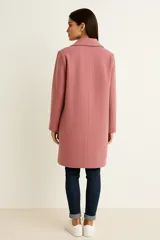 Tapado de corte recto y largo medio, confeccionado en tejido texturizado color gris. Presenta solapas clásicas, cierre frontal de un solo botón y mangas largas.