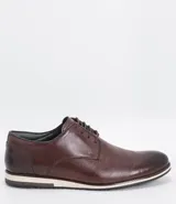 Zapato de vestir acordonado color marrón oscuro, de cuero, con suela blanca y detalles de costuras.