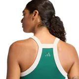 Musculosa crop top Adidas de mujer, color verde bosque, con ribetes color crema en el escote y tirantes. Presenta el logo 'adidas' bordado en blanco en el pecho.