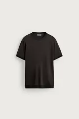 Remera de punto de manga corta con diseño de rayas horizontales finas en tonos marrón oscuro y negro, cuello redondo y terminaciones en rib negro.