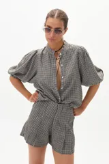 Short de lino con estampado de cuadros vichy en blanco y negro, tiro alto y corte holgado.