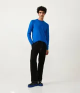 Suéter de punto fino con cuello redondo y manga larga, de corte slim y diseño liso.