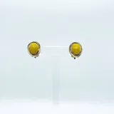 Aros cortos con cristal Swarovki ovalado y reborde dorado de metal. Se ajustan con clip.