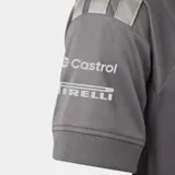 Camiseta deportiva Adidas de la escudería Audi F1 Team, color gris con detalles en plateado. Presenta cuello redondo, mangas cortas con las icónicas tres tiras de la marca en los hombros y logotipos estampados de Audi, Revolut y Pirelli en el frente y mangas.