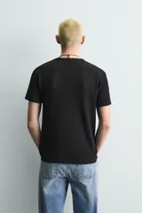 Camiseta de punto con textura acanalada, corte slim fit, cuello redondo y manga corta. Confeccionada en mezcla de algodón con elasticidad y acabado con efecto lavado.