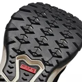 Championes Vans modelo MTE Crosspath, de diseño técnico y robusto. Presentan una combinación de paneles textiles y sintéticos en color negro, con la icónica banda lateral en blanco. Cuentan con una entresuela gruesa de color crema y una suela dentada de goma para mayor tracción.