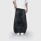 Jean de corte ultra baggy con efecto lavado ácido en color negro. Presenta un diseño holgado, bolsillos traseros amplios y un estampado gráfico circular en el bolsillo derecho.