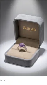 Anillo de plata 925 con piedra amatista central de corte cuadrado y engaste con microcirconias en los laterales.
