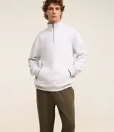 Pantalón de corte recto confeccionado en tejido de algodón y poliéster, con cintura elástica ajustable mediante lazo y bolsillos laterales.