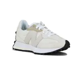 Championes New Balance modelo 327, de diseño retro con paneles de gamuza y nailon en tonos beige y crema. Presenta el logo 'N' sobredimensionado en el lateral, entresuela blanca y suela de goma negra con relieve extendido hacia el talón.