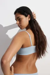 Soutien de diseño seamless confeccionado en tejido suave, con escote en V, breteles ajustables y copas con relleno extraíble.