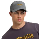 Gorra tipo baseball color gris con efecto desgastado, cuenta con el logo de Caterpillar bordado en la parte frontal en color amarillo. Posee visera curva y cierre metálico ajustable en la parte posterior.