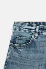 Jeans de tiro medio y corte balloon leg con efecto lavado, bolsillos clásicos y botamanga con vuelta.
