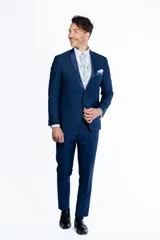 Traje de ceremonia Florenzi modelo Bacoli, color azul marino. Incluye saco con solapa chal en raso, cierre de un botón frontal forrado y abertura posterior, junto con pantalón de corte slim fit.